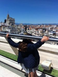 Desde la Azotea apoyada en la barandilla