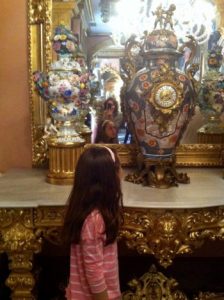 Consola con porcelana