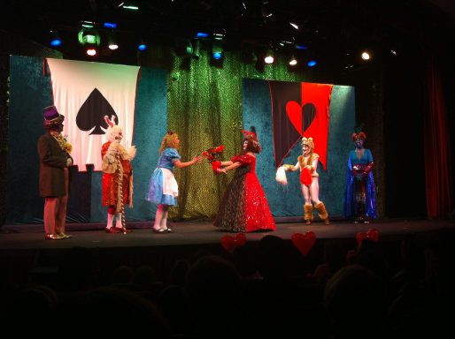 La Reina le entrega el trofeo a Alicia