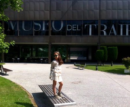 M en la entrada del Museo del TRAJE