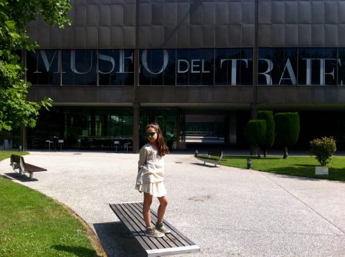 M en la entrada del Museo del TRAJE