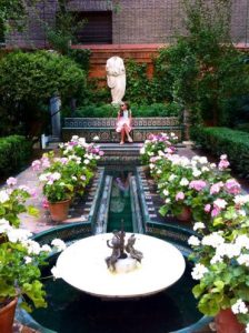 En el jardín con la fuente