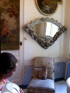 El perrito en la chaisse longue de la Sala de Baño