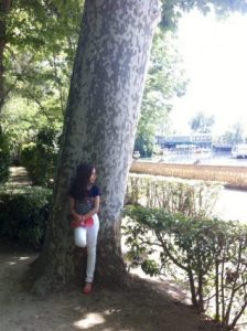 Apoyada en un plátano