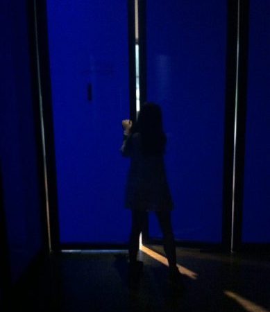 Abriendo la puerta de las salas azules