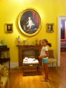 Chimenea y retratos Sala de Juegos