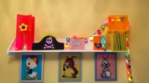 Repisa de la habitación con luces y Canción del Pirata