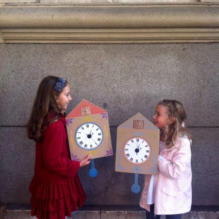 Entrada del Museo con relojes de cuco