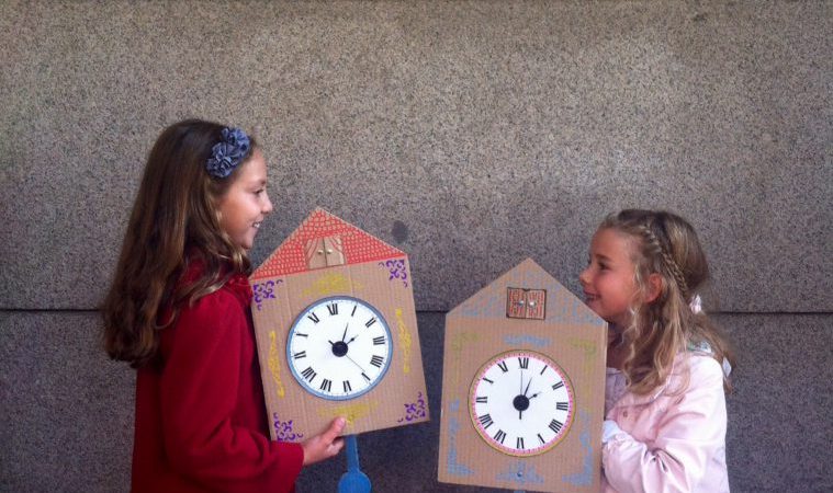 Entrada del Museo con relojes de cuco