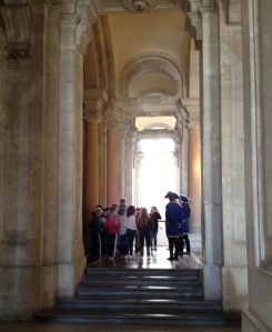 Introducción al pie de la escalinata