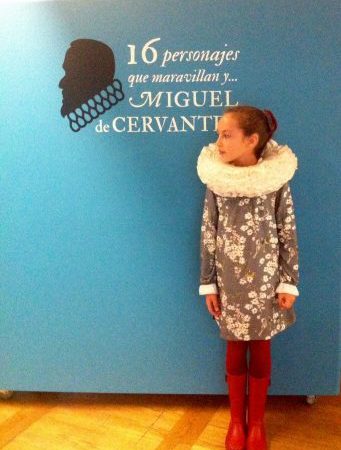 En el fondo azul de la exposición 16