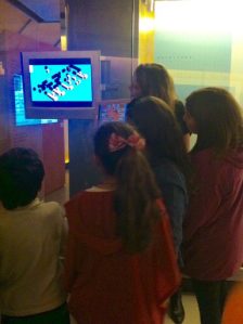 Viendo exposición Misterio 7 Sellos