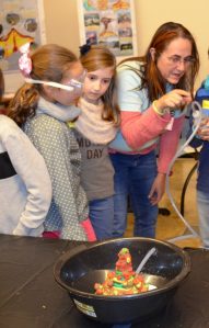 Introduciendo vinagre en el volcán