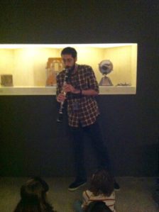 Andrés toca clarinete
