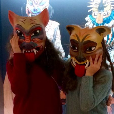 Con máscaras del Coloquio de los perros