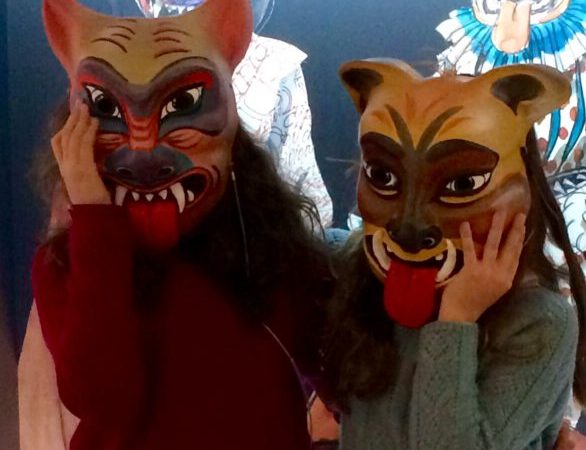 Con máscaras del Coloquio de los perros