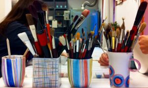 Primer plano de tazas con pinceles