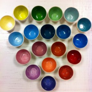 Cuencos con muestrario de colores