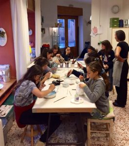 Las niñas pintando su cerámica en el taller