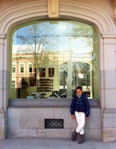 Ventana con árbol desde la que se ve el interior Museo Lázaro