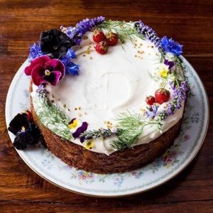 Tarta decorada con fresas y flores SANA LOCURA