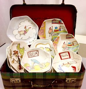 Primer plano maleta con platos