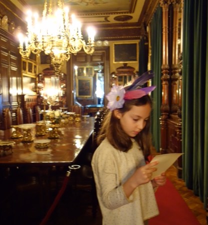 Leyendo el menú en el comedor de Gala del Marqués
