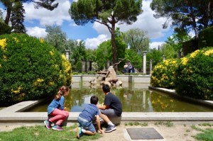 Viendo los patos en los Jardines de Cecilia Rodríguez