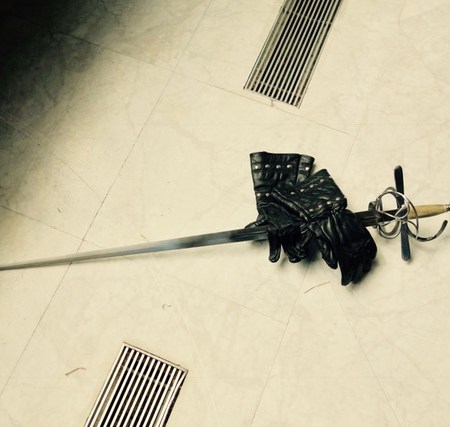 Guantes y espada de esgrima