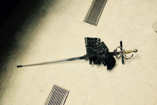 Guantes y espada de esgrima