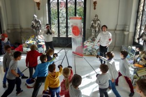 Instructor deesgrima en el Museo Lázaro